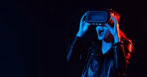 Una mujer sorprendida mientras mira en lentes de realidad virtual
