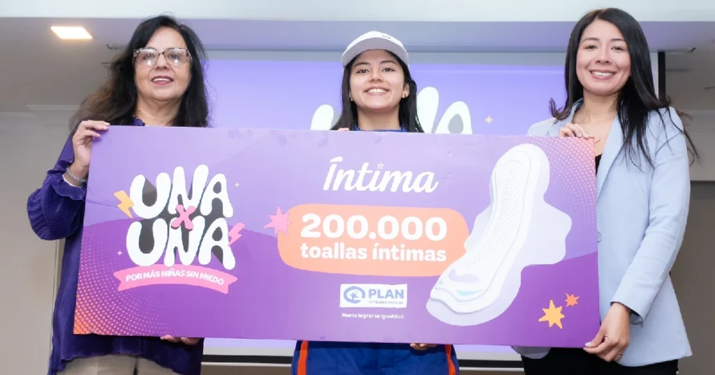 Pobreza menstrual en Ecuador: campaña UNA x UNA entrega 200.000 toallas y promueve educación menstrual.