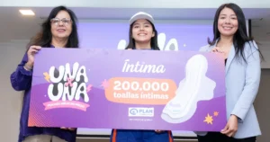 Pobreza menstrual en Ecuador: campaña UNA x UNA entrega 200.000 toallas y promueve educación menstrual.