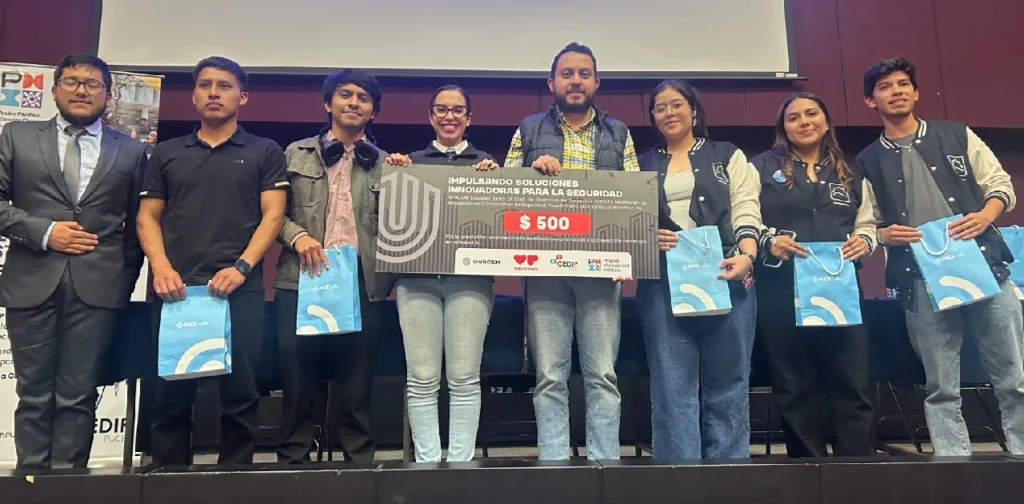 Estudiantes universitarios trabajando en equipo durante un hackathon, análisis colaborativo con laptops.